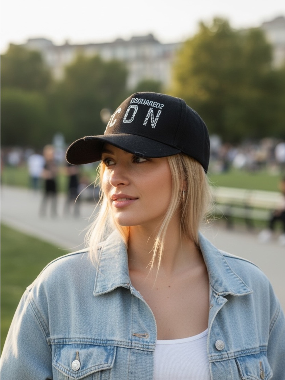 NWT $250 CAPPELLO DONNA
DSQUARED2 BLACK SILVER
STRASS BASEBALL CAP WOMAN